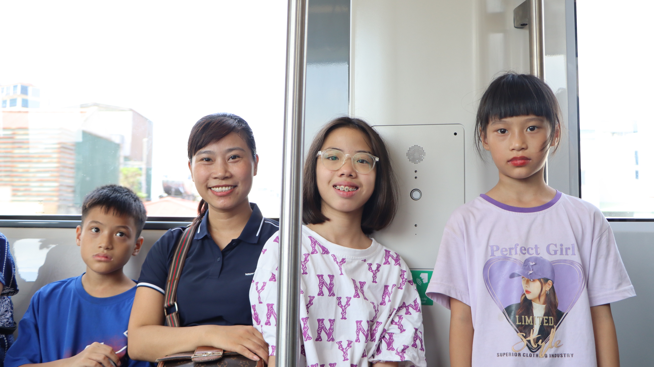 Hình ảnh khó tin ở tuyến metro đắt thứ nhì Việt Nam: Khách chật kín và thích thú vì một điều chưa từng có- Ảnh 21. Hình ảnh khó tin ở tuyến metro đắt thứ nhì Việt Nam: Khách chật kín và thích thú vì một điều chưa từng có - Ảnh 19.