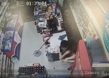 Đến cửa hàng cướp tiền, tên cướp được ông chủ “mời” 6 chai rượu: Camera ghi lại cảnh ngỡ ngàng! - Ảnh 2.