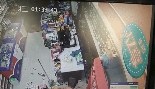 Đến cửa hàng cướp tiền, tên cướp được ông chủ “mời” 6 chai rượu: Camera ghi lại cảnh ngỡ ngàng! - Ảnh 3.