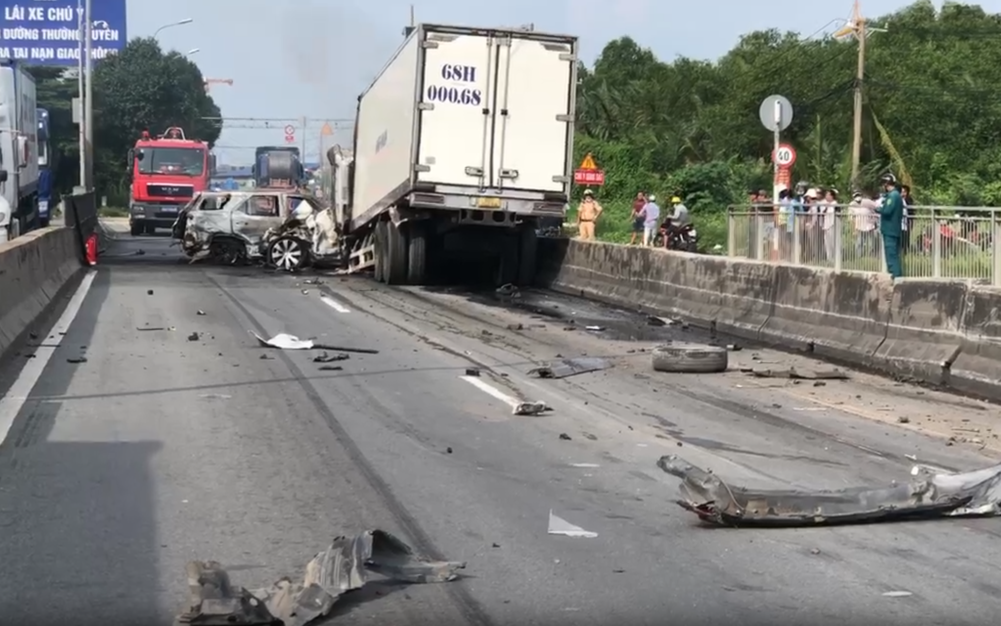 Toàn cảnh hiện trường vụ tai nạn nghiêm trọng giữa 8 ô tô trên cầu Phú Mỹ khiến giao thông tê liệt- Ảnh 11. Toàn cảnh hiện trường vụ tai nạn nghiêm trọng giữa 8 ô tô trên cầu Phú Mỹ khiến giao thông tê liệt- Ảnh 11.