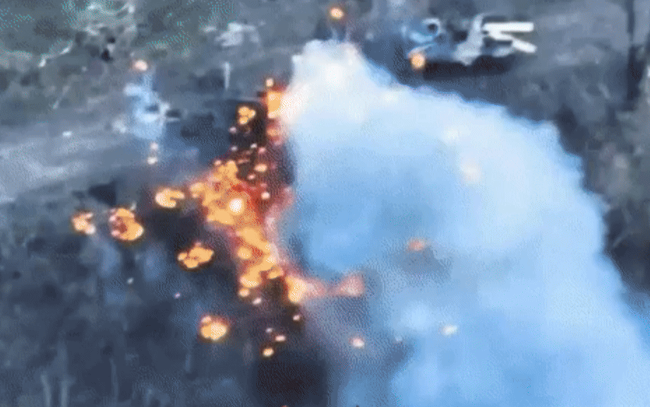 Cờ Nga xuất hiện giữa hàng nghìn người bạo loạn, súng đã nổ: Một nước phát cảnh cáo nóng, Moscow phản ứng - Ảnh 8.