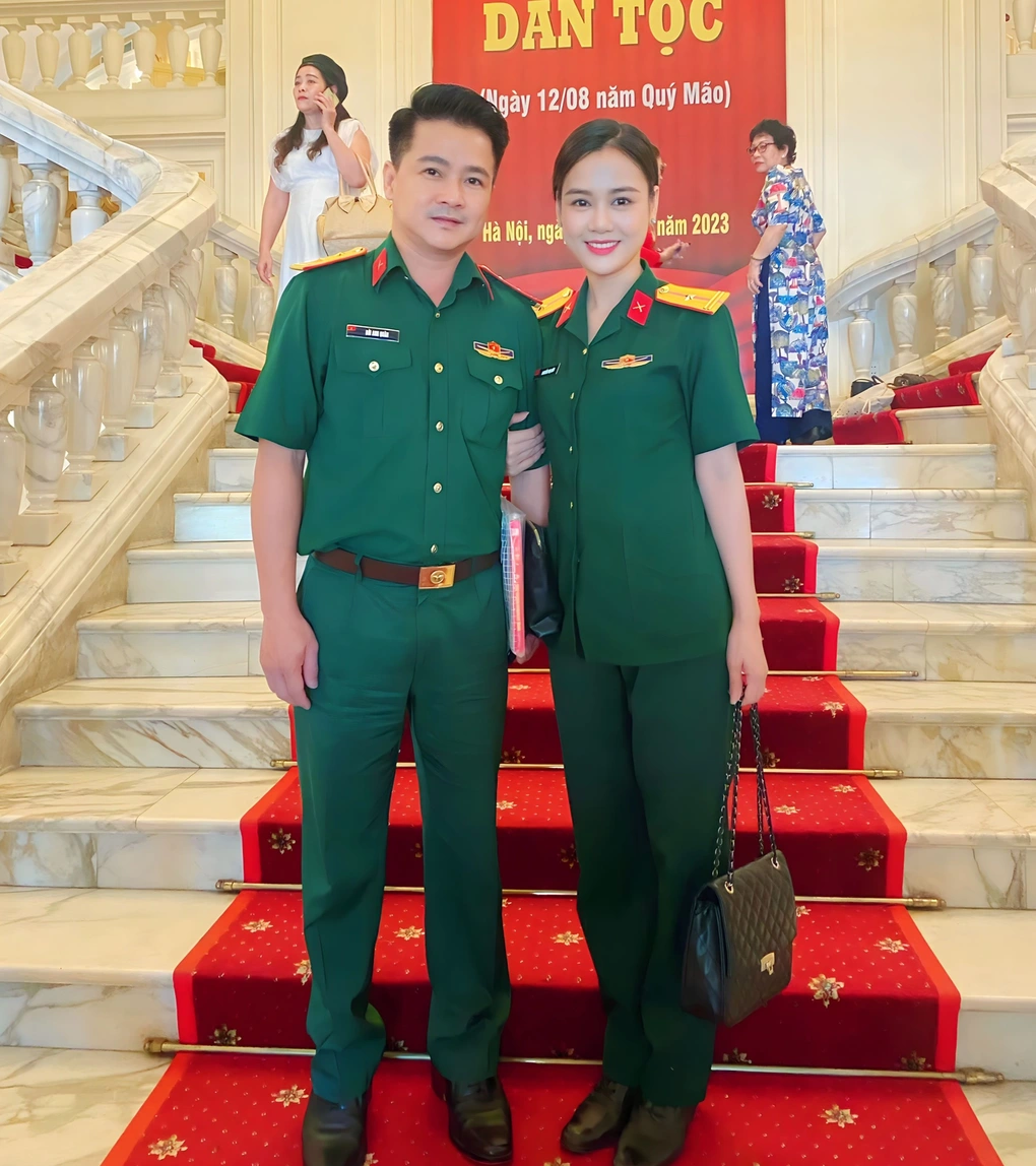 Nhan sắc vợ Thiếu tá kém 10 tuổi của nam NSƯT là Phó Giám đốc Nhà hát kịch nói Quân đội - Ảnh 1. Nhan sắc vợ Thiếu tá kém 10 tuổi của nam NSƯT là Phó Giám đốc Nhà hát kịch nói Quân đội - Ảnh 1.