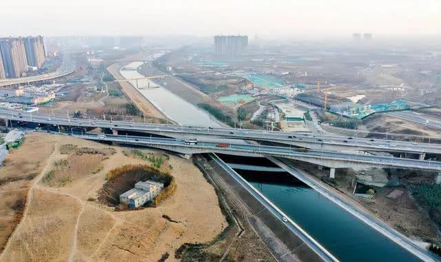 Ông cụ từ chối 35 tỷ đồng tiền đền bù khiến ngôi nhà 1000m2 "kẹt cứng" giữa hố bùn, bị chủ đầu tư cắt cả điện, nước: Nguyên nhân khiến ai nấy đều lặng người vì ngao ngán - Ảnh 3. Ông cụ từ chối 35 tỷ đồng tiền đền bù khiến ngôi nhà 1000m2 "kẹt cứng" giữa hố bùn, bị chủ đầu tư cắt cả điện, nước: Nguyên nhân khiến ai nấy đều lặng người vì ngao ngán - Ảnh 3.