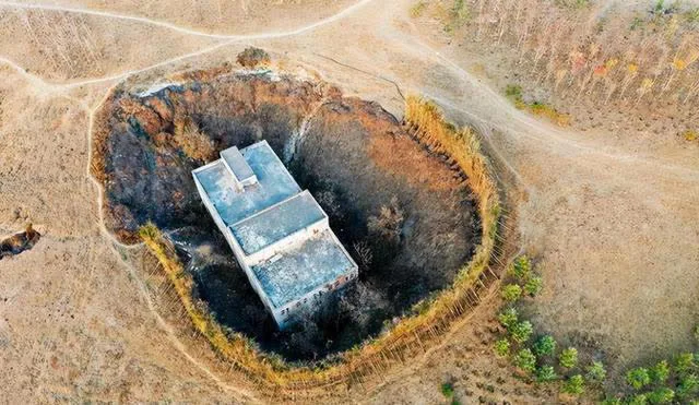 Ông cụ từ chối 35 tỷ đồng tiền đền bù khiến ngôi nhà 1000m2 "kẹt cứng" giữa hố bùn, bị chủ đầu tư cắt cả điện, nước: Nguyên nhân khiến ai nấy đều lặng người vì ngao ngán - Ảnh 2. Ông cụ từ chối 35 tỷ đồng tiền đền bù khiến ngôi nhà 1000m2 "kẹt cứng" giữa hố bùn, bị chủ đầu tư cắt cả điện, nước: Nguyên nhân khiến ai nấy đều lặng người vì ngao ngán - Ảnh 2.
