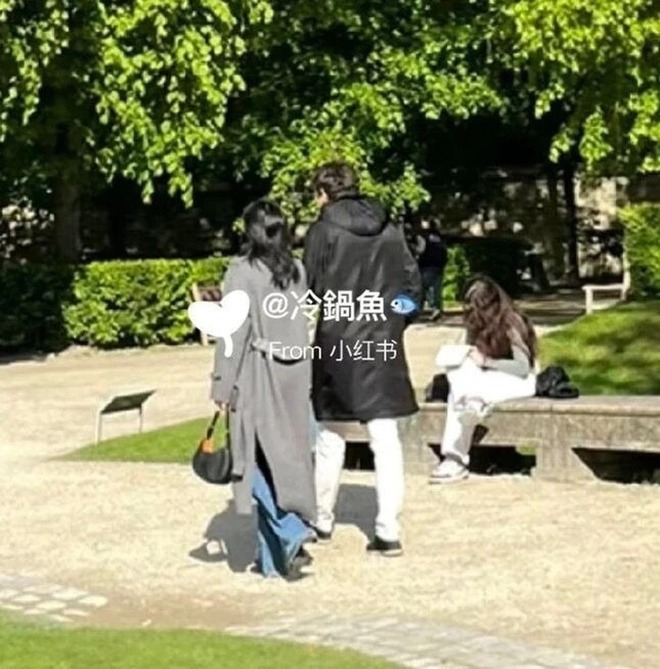 Hot: Báo Hàn "bắt gọn" Lisa diện kiến bố mẹ chồng tỷ phú tương lai- Ảnh 12. Hot: Báo Hàn "bắt gọn" Lisa diện kiến bố mẹ chồng tỷ phú tương lai- Ảnh 12.