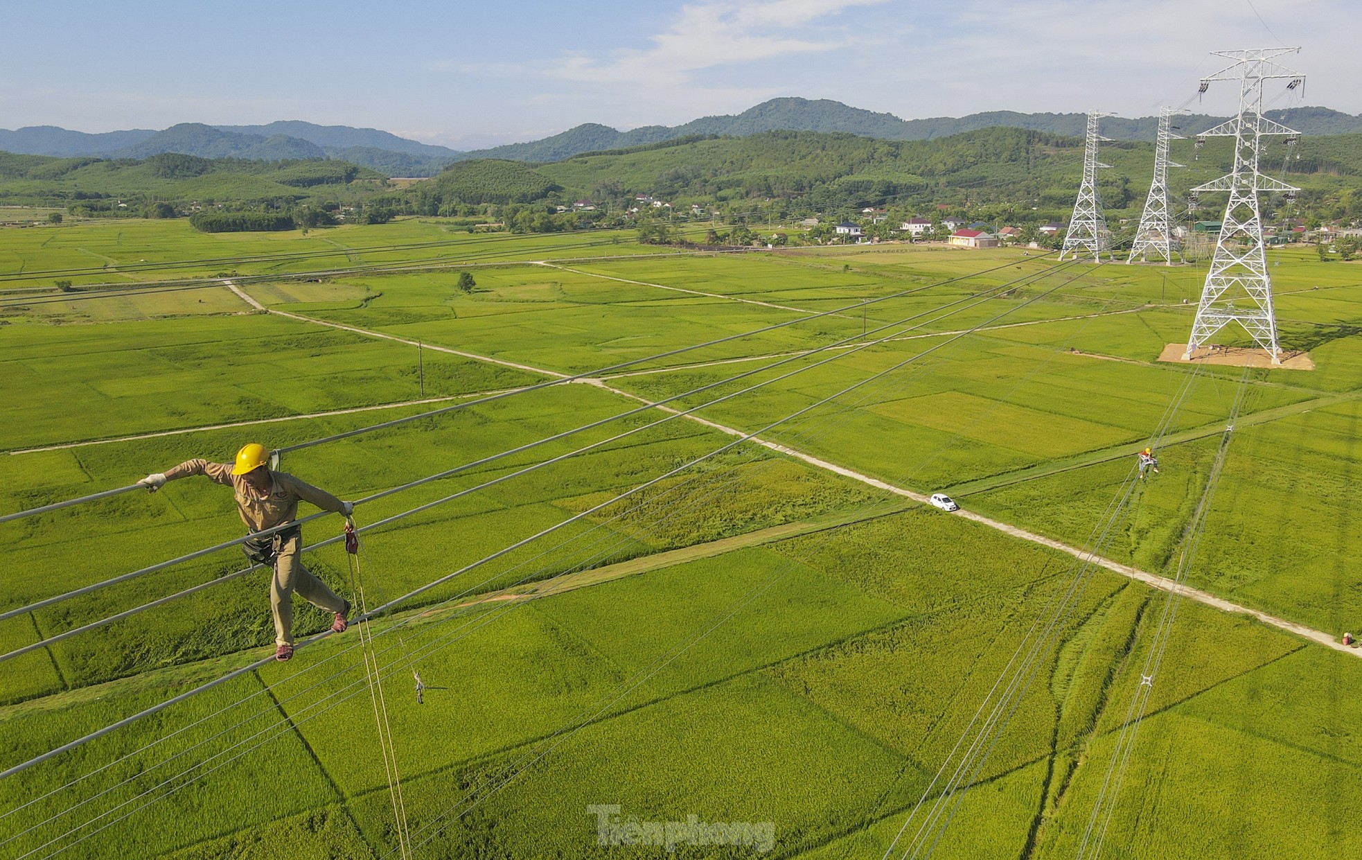 Clip người nhện đi như xiếc trên đường dây 500kV qua Hà Tĩnh - Ảnh 10.