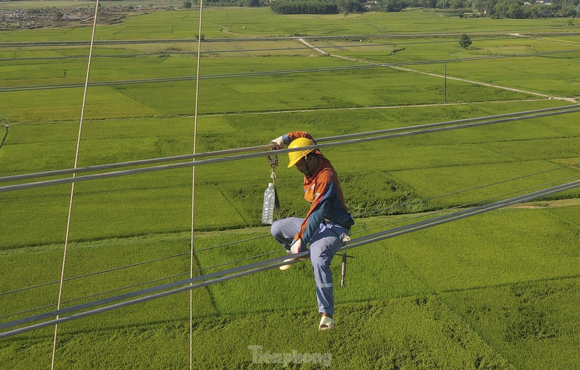 Clip người nhện đi như xiếc trên đường dây 500kV qua Hà Tĩnh - Ảnh 7.