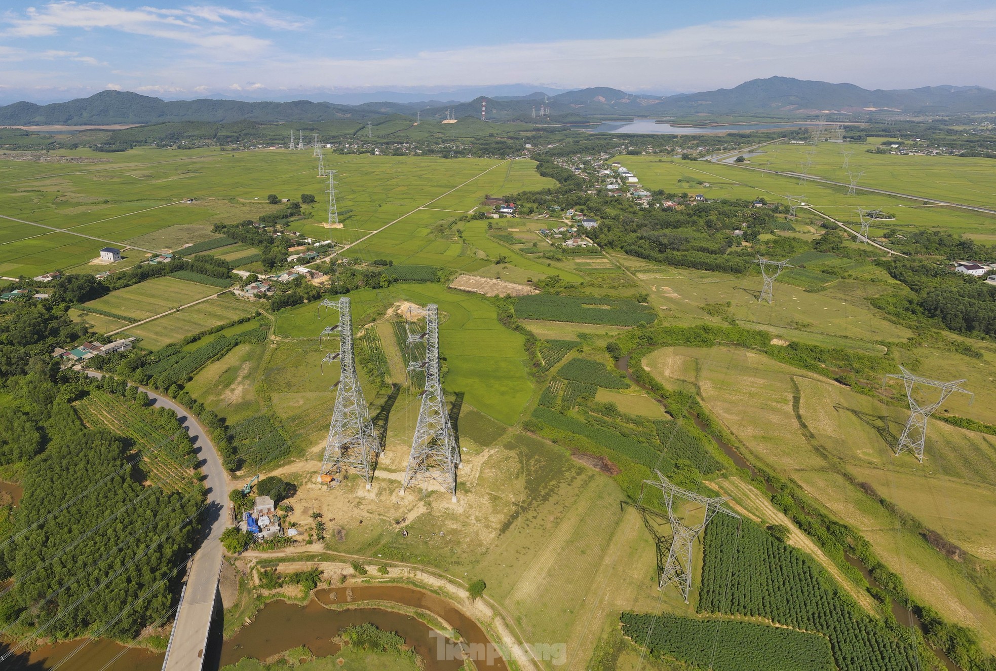 Clip người nhện đi như xiếc trên đường dây 500kV qua Hà Tĩnh - Ảnh 13.