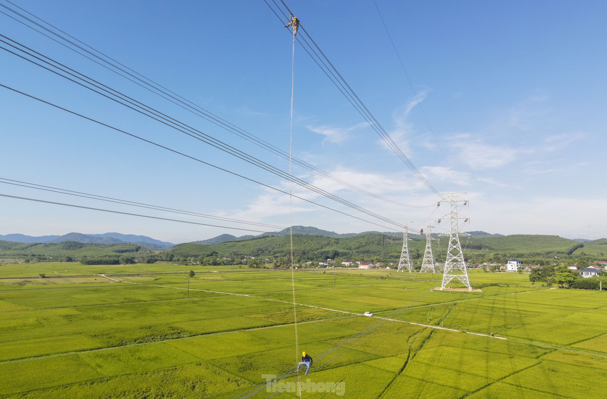 Clip người nhện đi như xiếc trên đường dây 500kV qua Hà Tĩnh - Ảnh 2.