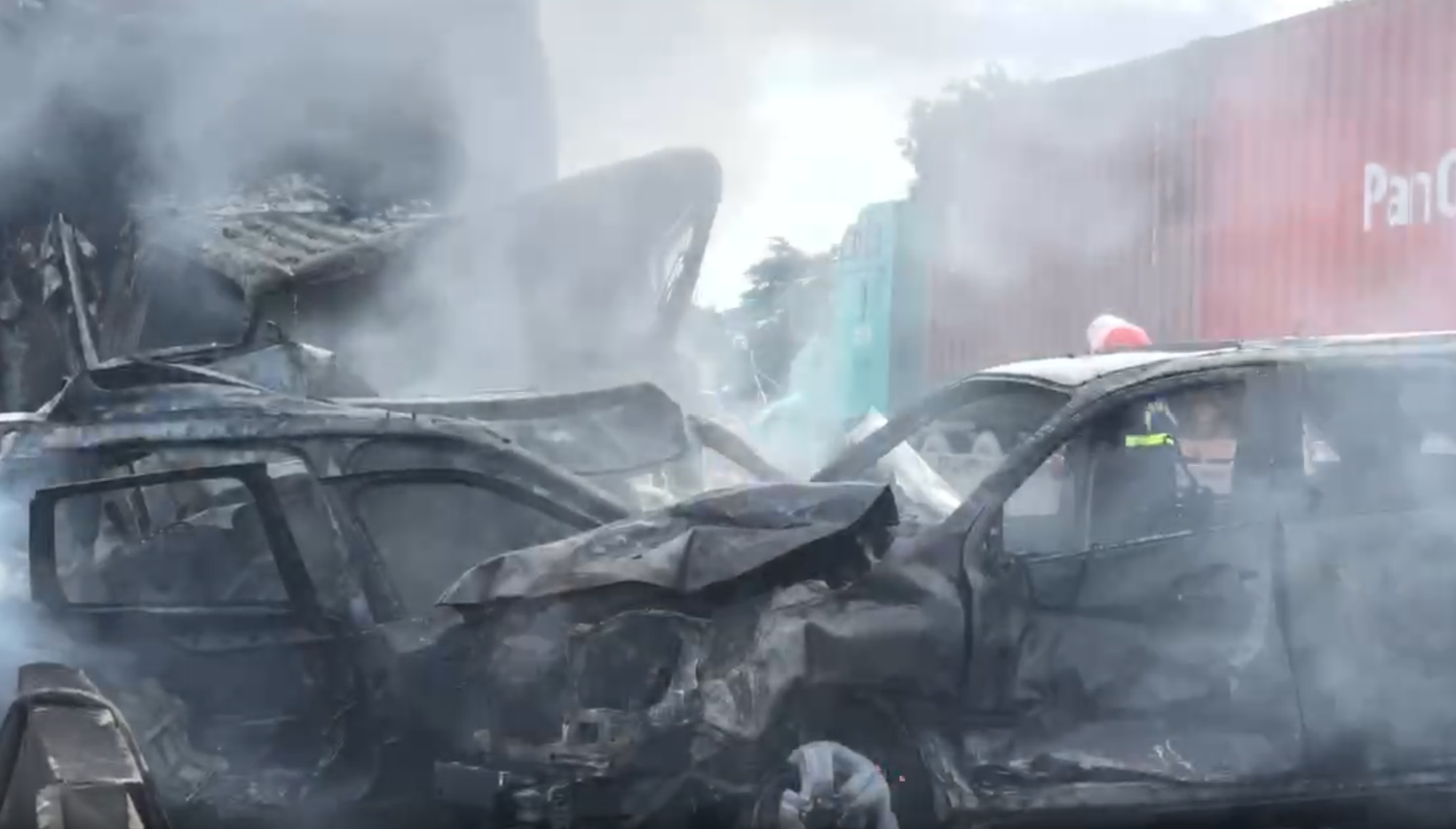 Toàn cảnh hiện trường vụ tai nạn nghiêm trọng giữa 8 ô tô trên cầu Phú Mỹ khiến giao thông tê liệt- Ảnh 4. Toàn cảnh hiện trường vụ tai nạn nghiêm trọng giữa 8 ô tô trên cầu Phú Mỹ khiến giao thông tê liệt- Ảnh 4.