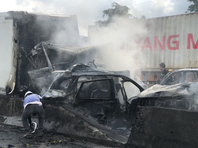 Chùm ảnh hiện trường và kẹt xe gần 3km sau tai nạn liên hoàn trên cầu Phú Mỹ- Ảnh 1. Chùm ảnh hiện trường và kẹt xe gần 3km sau tai nạn liên hoàn trên cầu Phú Mỹ- Ảnh 1.