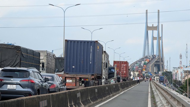 Chùm ảnh hiện trường và kẹt xe gần 3km sau tai nạn liên hoàn trên cầu Phú Mỹ- Ảnh 2. Chùm ảnh hiện trường và kẹt xe gần 3km sau tai nạn liên hoàn trên cầu Phú Mỹ- Ảnh 2.