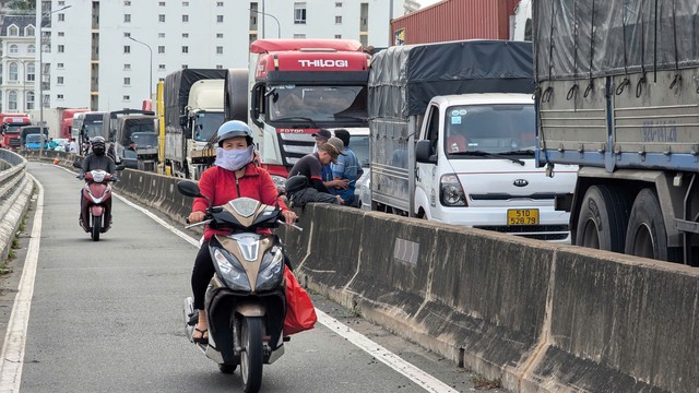 Chùm ảnh hiện trường và kẹt xe gần 3km sau tai nạn liên hoàn trên cầu Phú Mỹ- Ảnh 3. Chùm ảnh hiện trường và kẹt xe gần 3km sau tai nạn liên hoàn trên cầu Phú Mỹ- Ảnh 3.