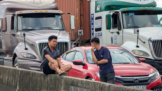 Chùm ảnh hiện trường và kẹt xe gần 3km sau tai nạn liên hoàn trên cầu Phú Mỹ- Ảnh 6. Chùm ảnh hiện trường và kẹt xe gần 3km sau tai nạn liên hoàn trên cầu Phú Mỹ- Ảnh 6.