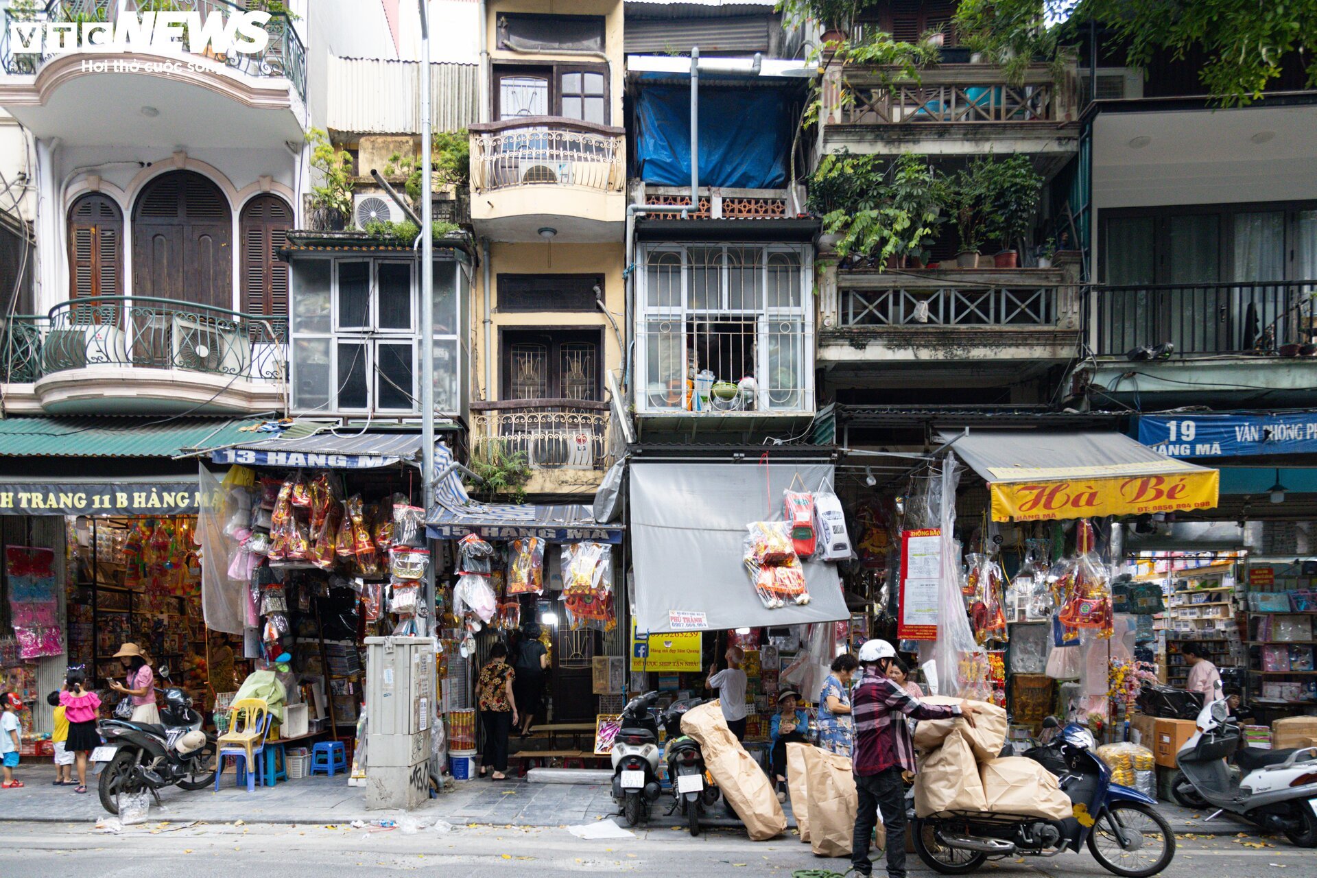 'Hàng hiệu' treo đầy rẫy, phố vàng mã ở Hà Nội vẫn ảm đạm - Ảnh 1.