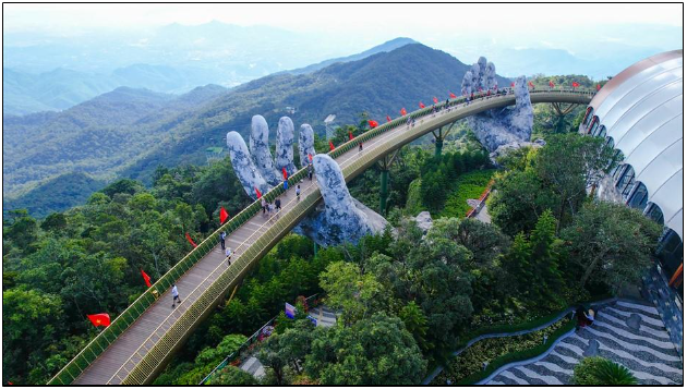 Đà Nẵng: Du khách đội nón lá, mặc áo in màu cờ Tổ quốc check in Ba Na Hills - Ảnh 1.