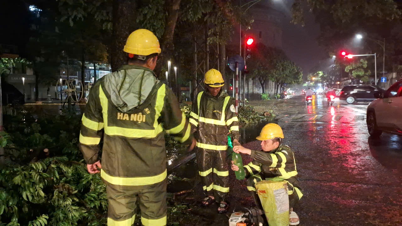 VIDEO: Miệt mài xuyên đêm hỗ trợ Hà Nội, Hải Phòng dọn dẹp cây xanh gãy đổ sau bão số 3- Ảnh 9.