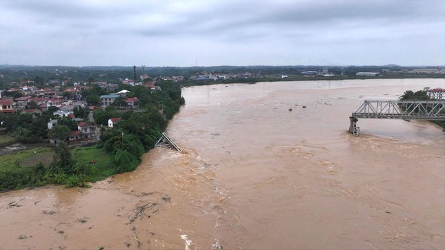 Lũ lịch sử miền Bắc: Mưa lớn gây ngập lụt nghiêm trọng tại Nhiều tỉnh - Ảnh 1.