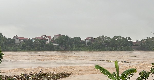 Gần 3 giờ giải cứu cháu bé mắc kẹt trong ngôi nhà bị đất đá vùi lấp ở Quảng Ninh - Ảnh 3.