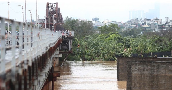 Quê nhà, đồng đội dầm mưa tiễn biệt đại úy Nguyễn Đình Khiêm - Ảnh 6.