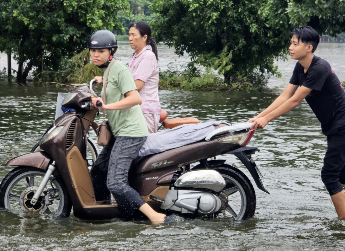 Lũ sông Hồng đang lên nhanh vượt mức báo động 1, Hà Nội khẩn cấp sơ tán dân- Ảnh 6.