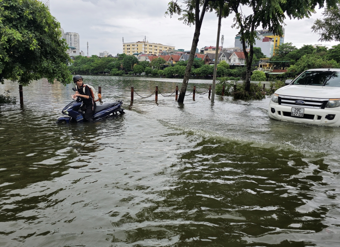 Lũ sông Hồng đang lên nhanh vượt mức báo động 1, Hà Nội khẩn cấp sơ tán dân- Ảnh 7.