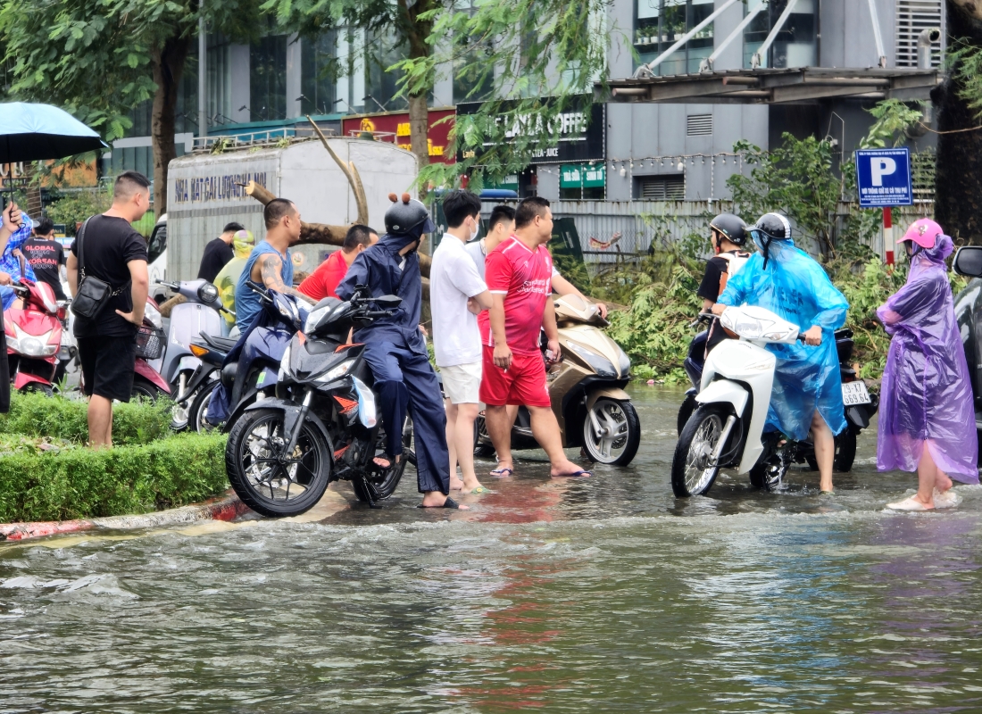 Lũ sông Hồng đang lên nhanh vượt mức báo động 1, Hà Nội khẩn cấp sơ tán dân- Ảnh 13.