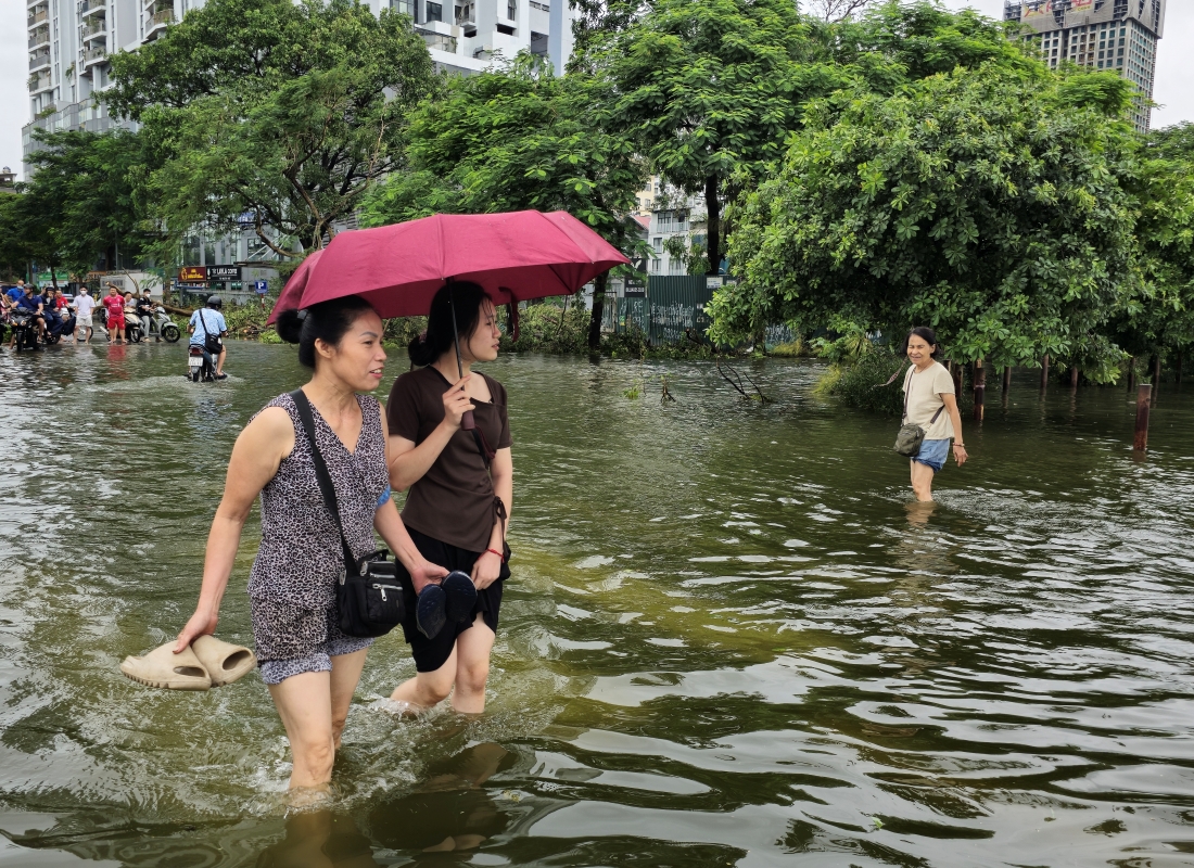 Lũ sông Hồng đang lên nhanh vượt mức báo động 1, Hà Nội khẩn cấp sơ tán dân- Ảnh 5.