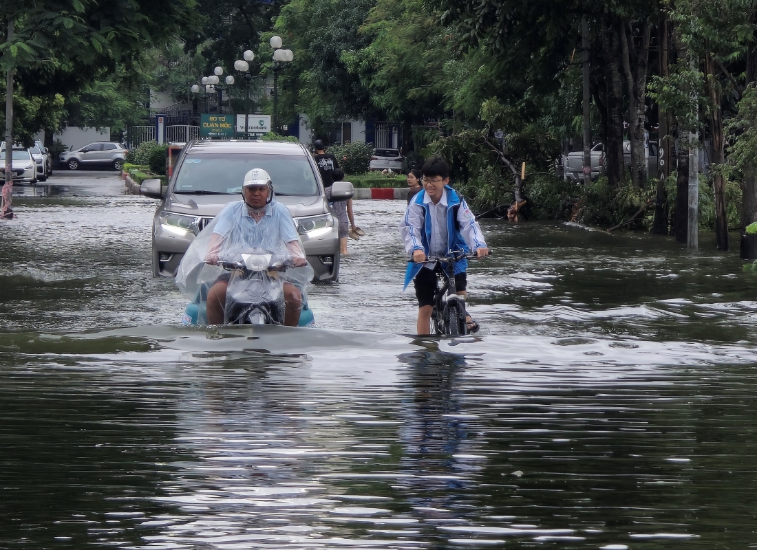 Lũ sông Hồng đang lên nhanh vượt mức báo động 1, Hà Nội khẩn cấp sơ tán dân- Ảnh 1.