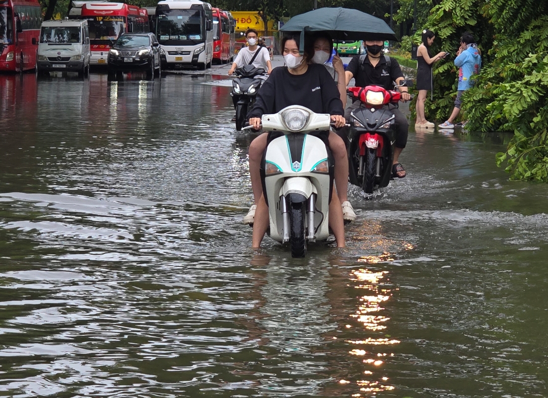 Lũ sông Hồng đang lên nhanh vượt mức báo động 1, Hà Nội khẩn cấp sơ tán dân- Ảnh 8.