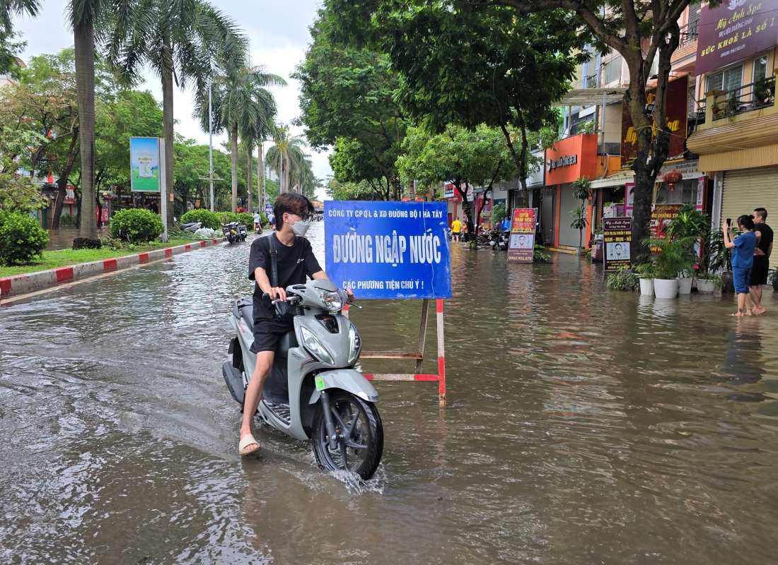 Lũ sông Hồng đang lên nhanh vượt mức báo động 1, Hà Nội khẩn cấp sơ tán dân- Ảnh 11.