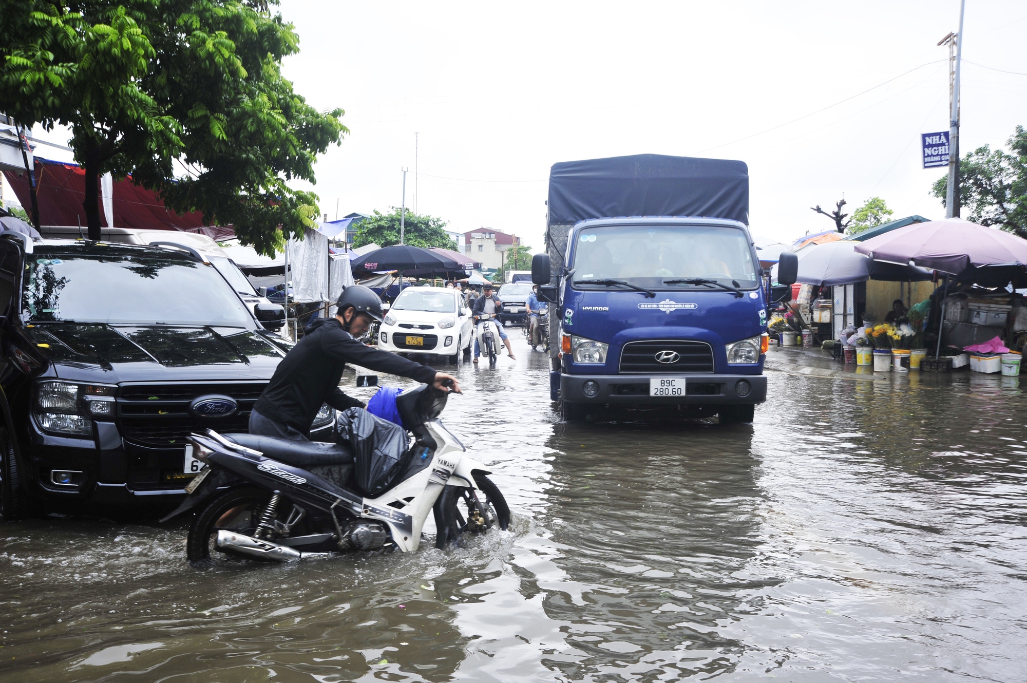 Hà Nội: Đường trong đô thị Văn Quán trở thành sông, nhiều bạn trẻ tranh thủ chụp ảnh, bơi thuyền - Ảnh 2.