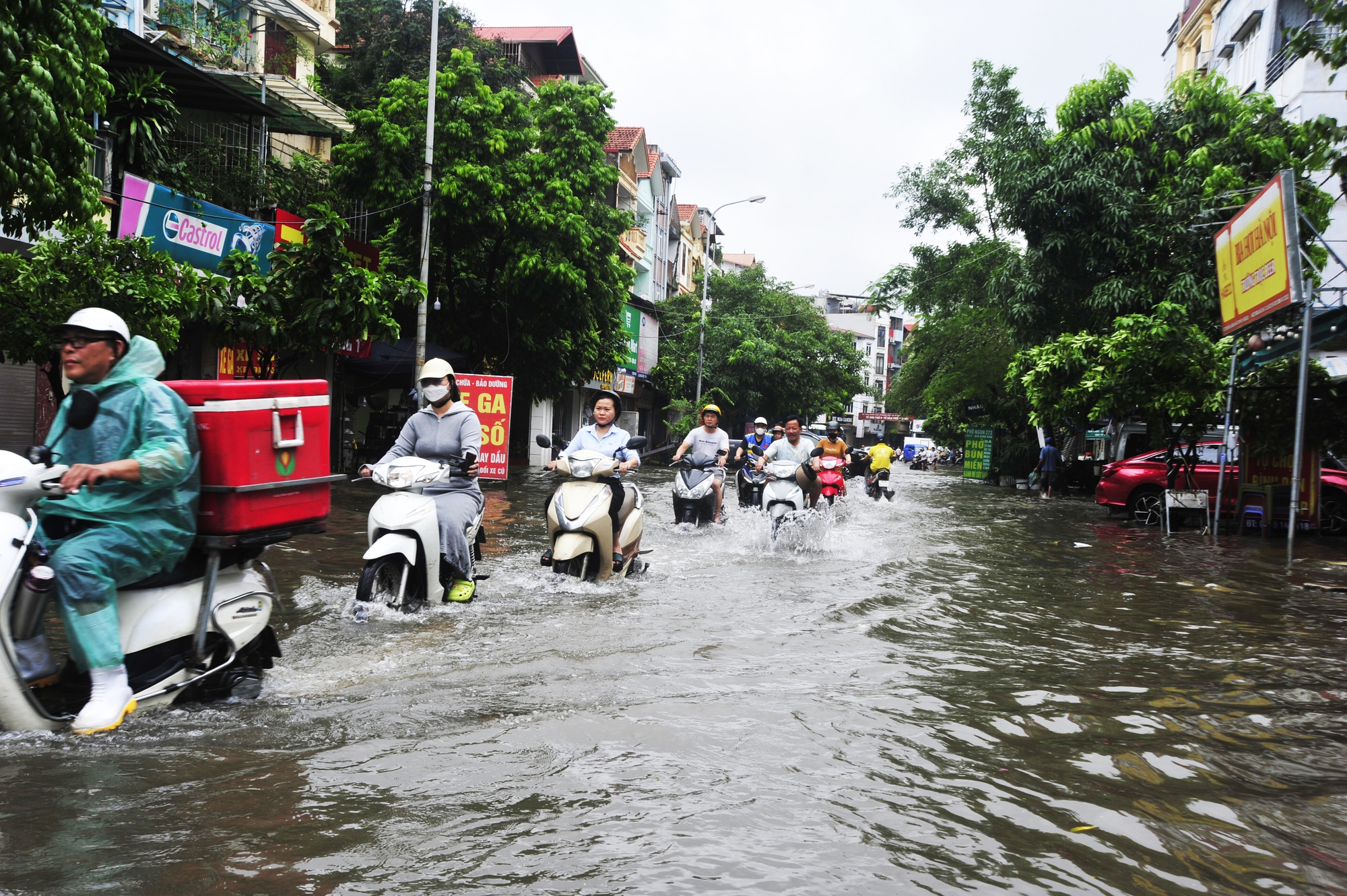 Hà Nội: Đường trong đô thị Văn Quán trở thành sông, nhiều bạn trẻ tranh thủ chụp ảnh, bơi thuyền - Ảnh 3.