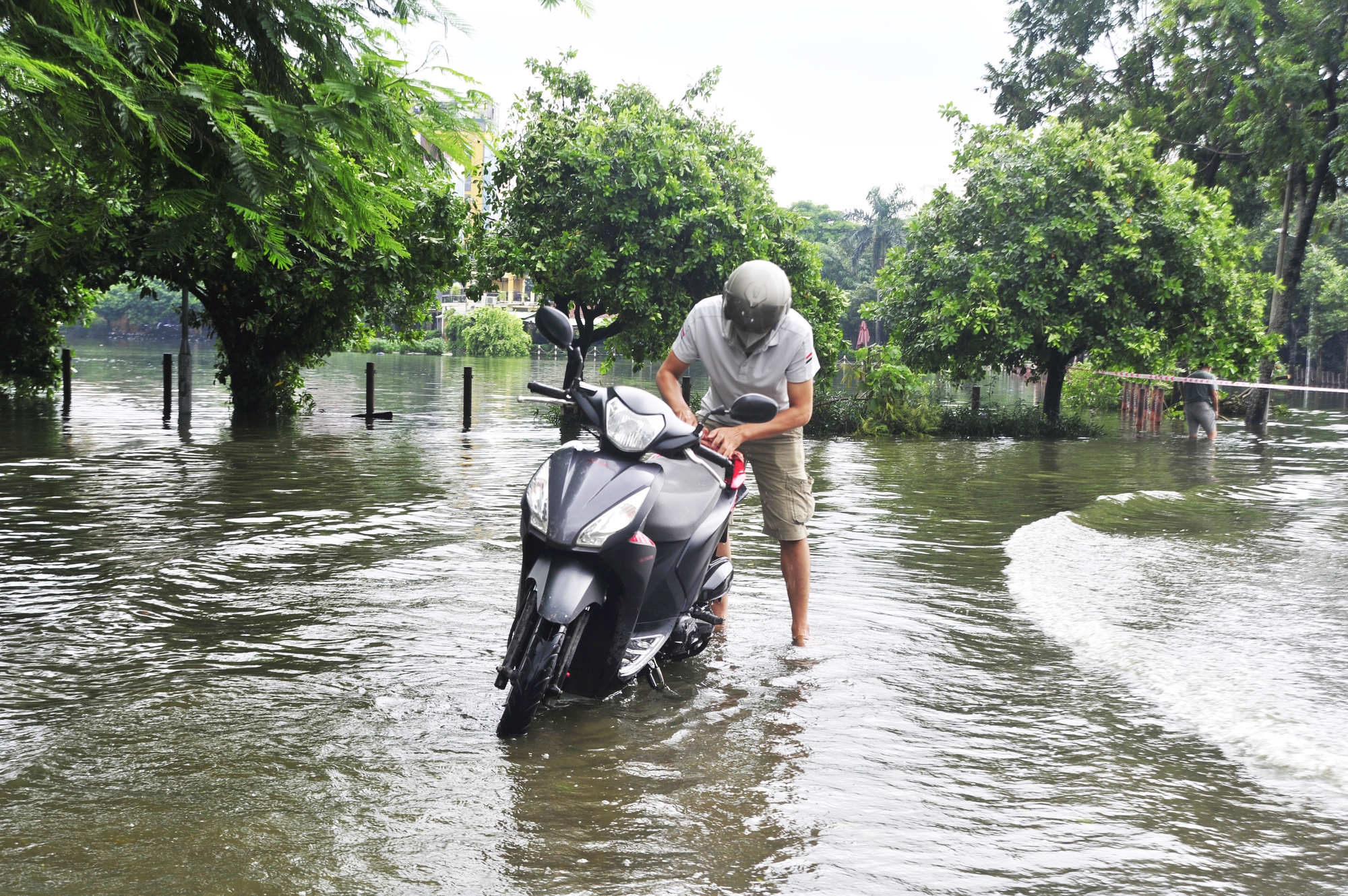 Hà Nội: Đường trong đô thị Văn Quán trở thành sông, nhiều bạn trẻ tranh thủ chụp ảnh, bơi thuyền - Ảnh 8.