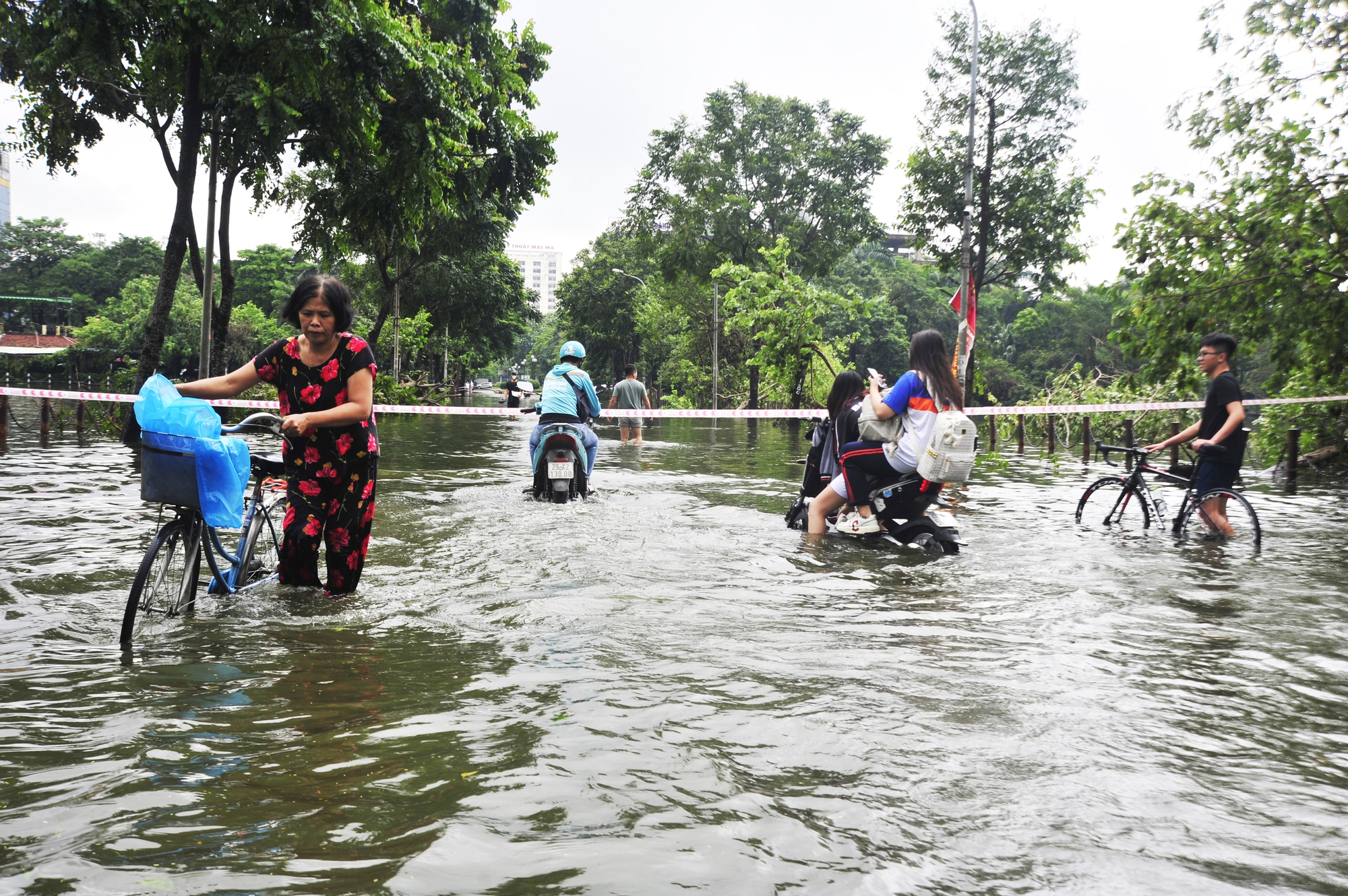 Hà Nội: Đường trong đô thị Văn Quán trở thành sông, nhiều bạn trẻ tranh thủ chụp ảnh, bơi thuyền - Ảnh 6.