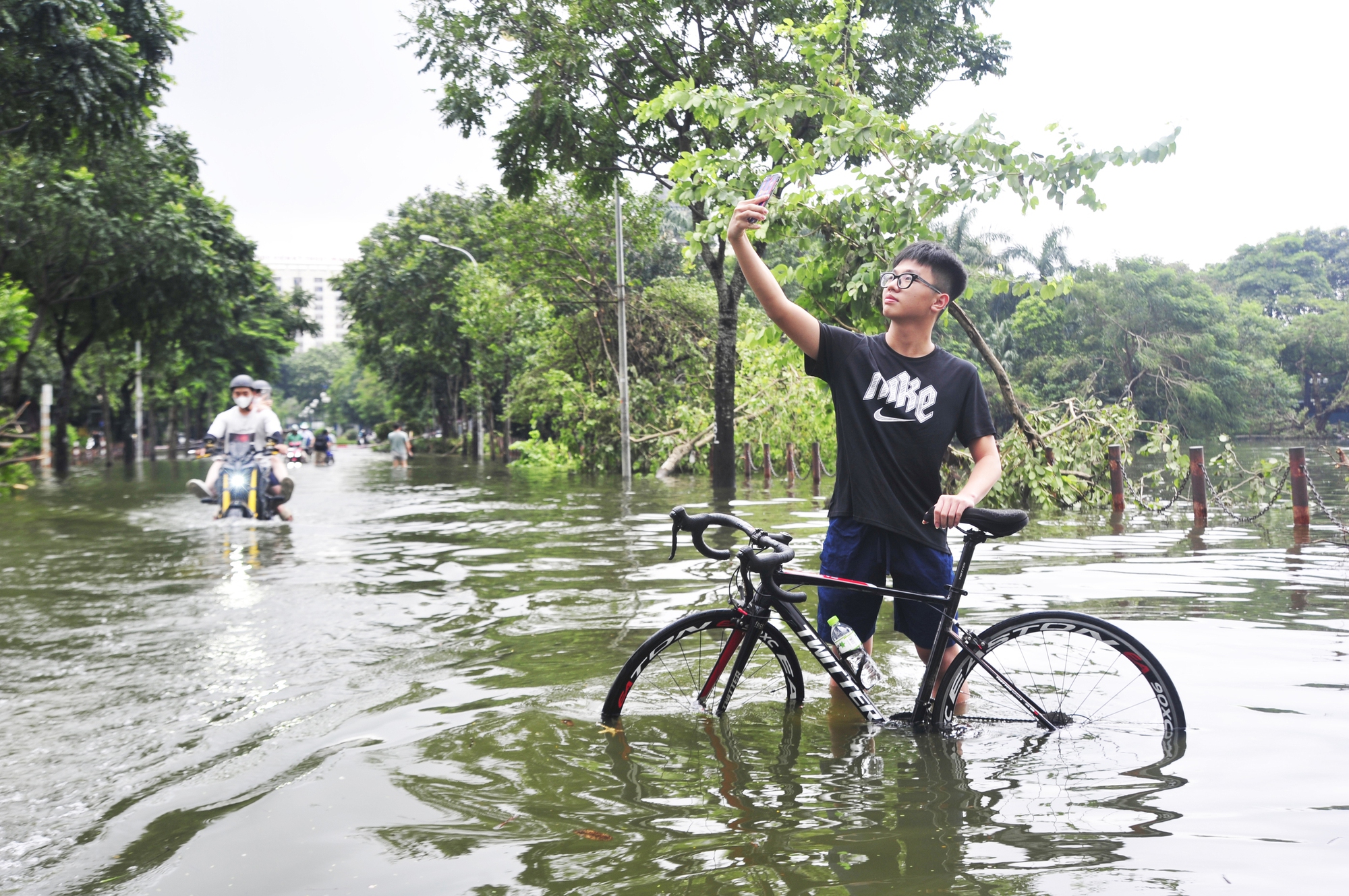 Hà Nội: Đường trong đô thị Văn Quán trở thành sông, nhiều bạn trẻ tranh thủ chụp ảnh, bơi thuyền - Ảnh 7.