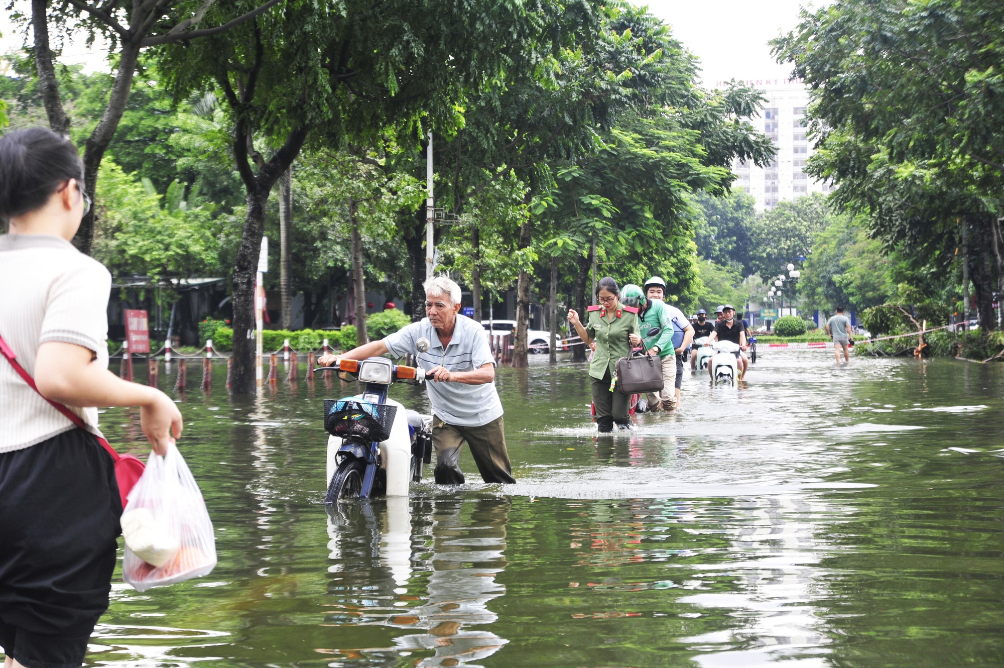 Hà Nội: Đường trong đô thị Văn Quán trở thành sông, nhiều bạn trẻ tranh thủ chụp ảnh, bơi thuyền - Ảnh 11.