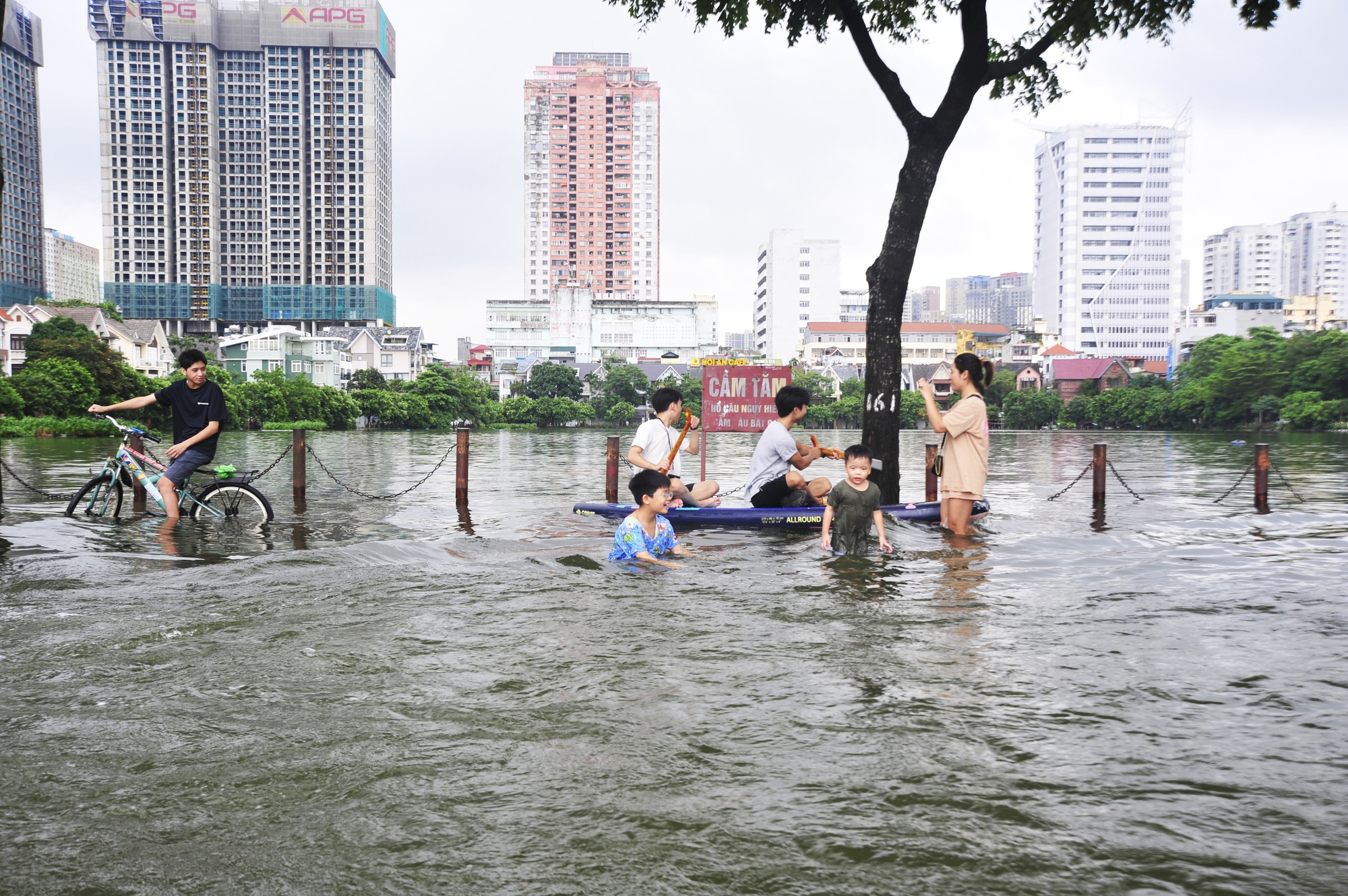 Hà Nội: Đường trong đô thị Văn Quán trở thành sông, nhiều bạn trẻ tranh thủ chụp ảnh, bơi thuyền - Ảnh 9.