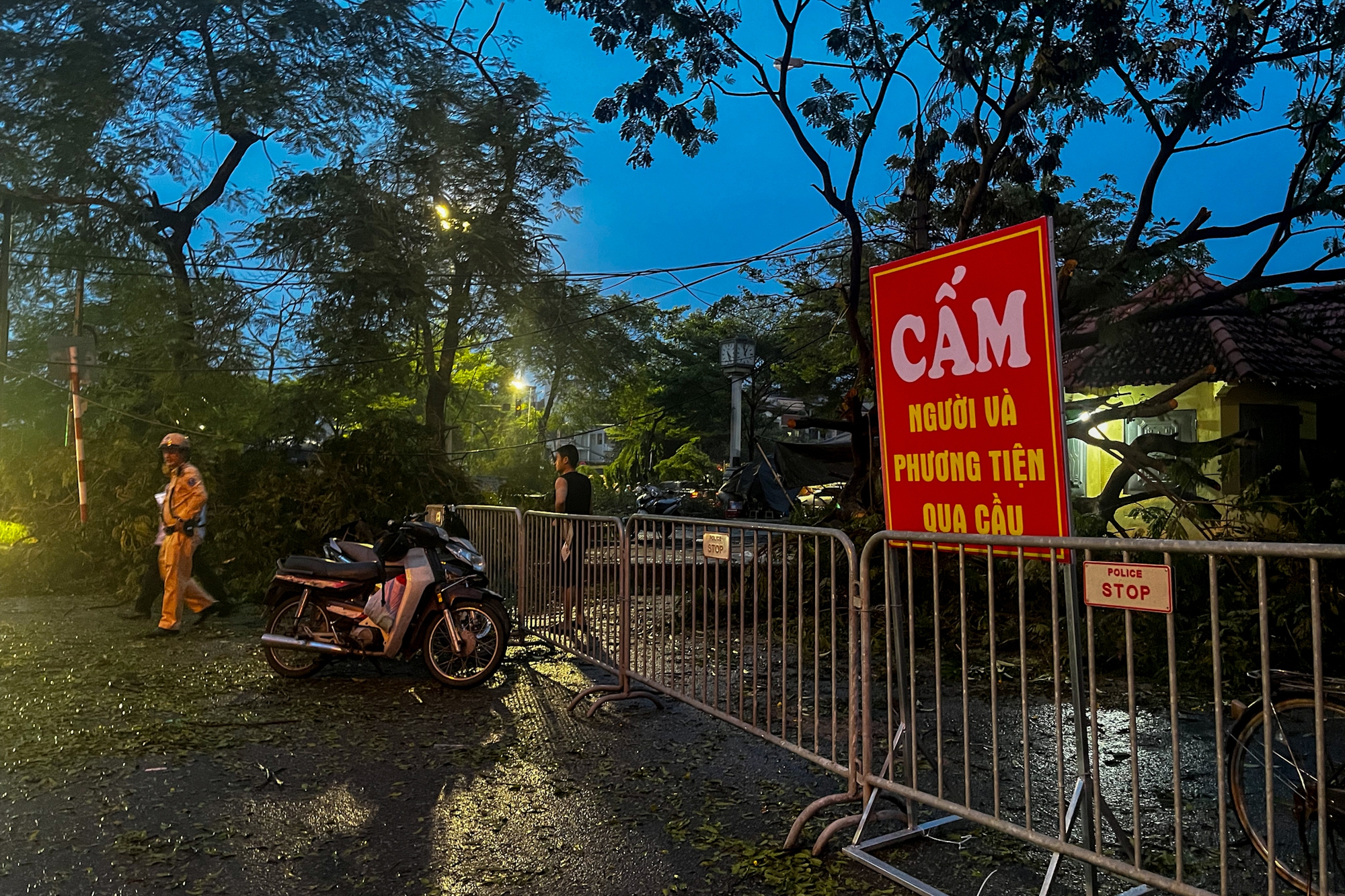 Cấm cầu Long Biên: Người dân vẫn bất chấp mở rào đi qua, ùn tắc nhiều khu vực- Ảnh 2.