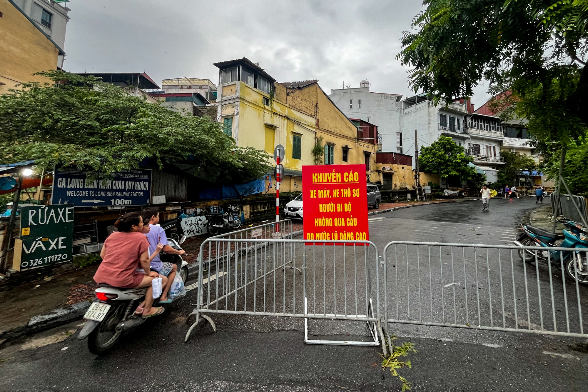 Cấm cầu Long Biên: Người dân vẫn bất chấp mở rào đi qua, ùn tắc nhiều khu vực- Ảnh 10.