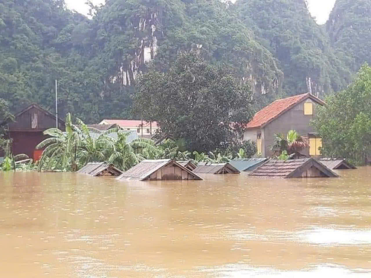 Thêm vụ sạt lở đất Yên Bái kinh hòang , 9 người chết và mất tích - Ảnh 1.