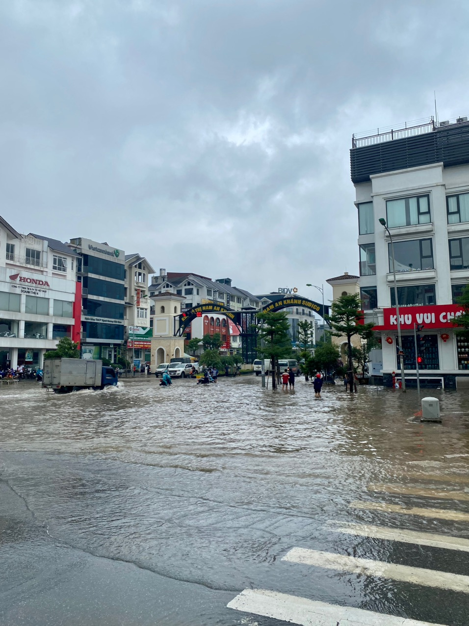 Làng biệt thự triệu đô mênh mông biển nước, cư dân đắp cát, kê bạt để nước không tràn vào hầm - Ảnh 8.