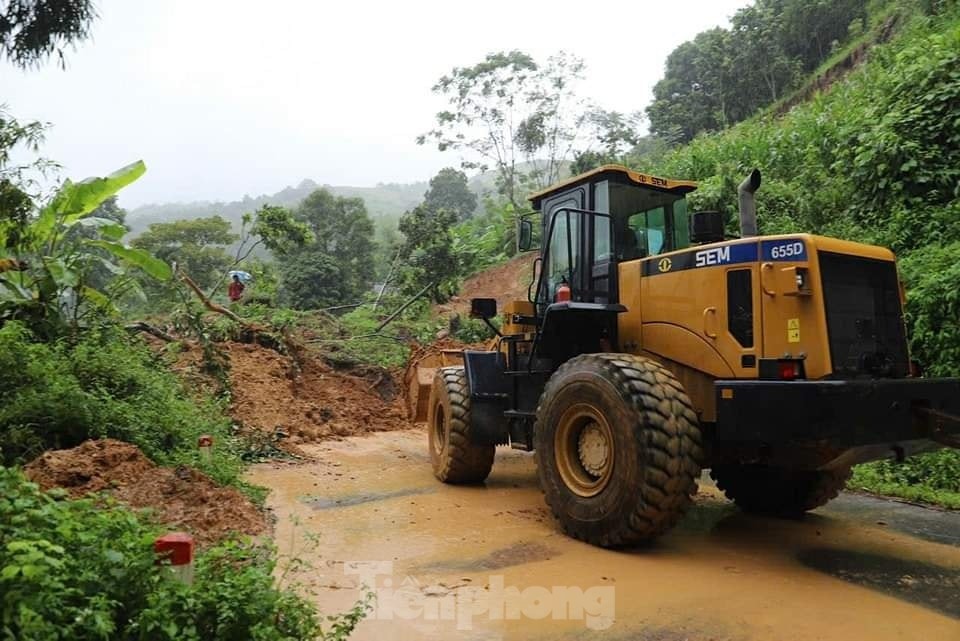 Khó khăn trong tìm kiếm 10 người mất tích do mưa lũ Bát Xát - Ảnh 9.