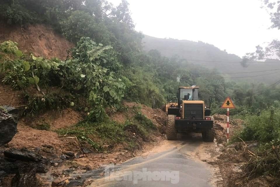 Khó khăn trong tìm kiếm 10 người mất tích do mưa lũ Bát Xát - Ảnh 6.