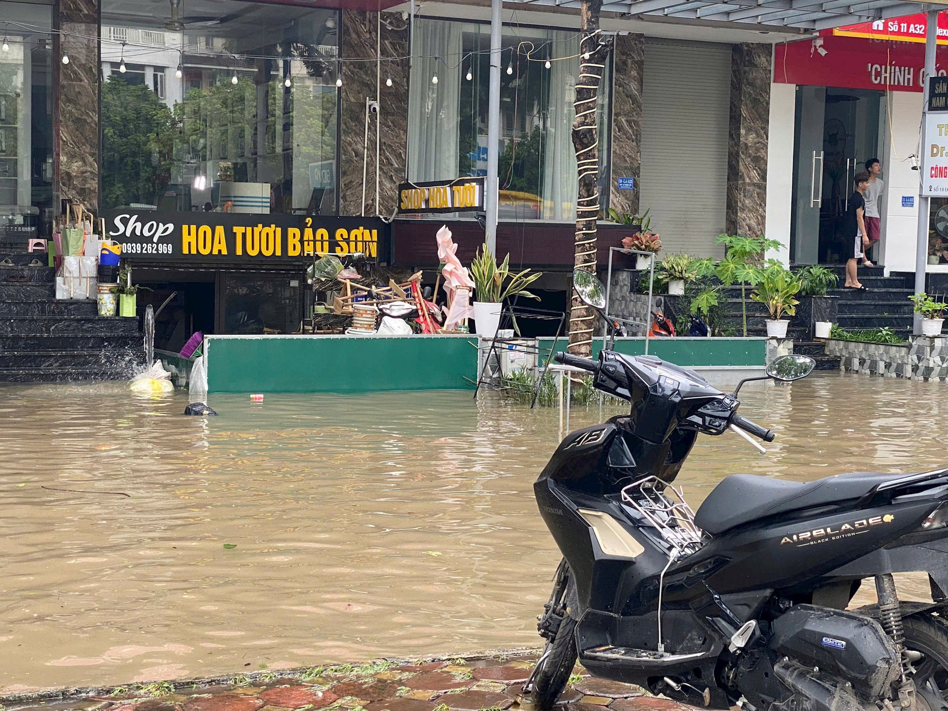 Làng biệt thự triệu đô mênh mông biển nước, cư dân đắp cát, kê bạt để nước không tràn vào hầm- Ảnh 4.