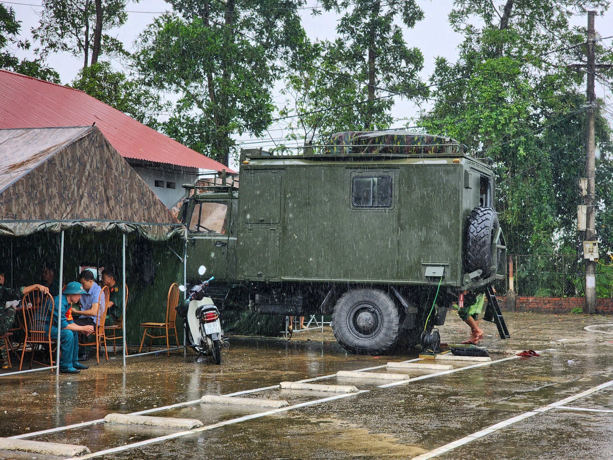 Vụ sập cầu Phong Châu: Công binh chưa thể dựng cầu phao tạm vì nước xiết - Ảnh 6.