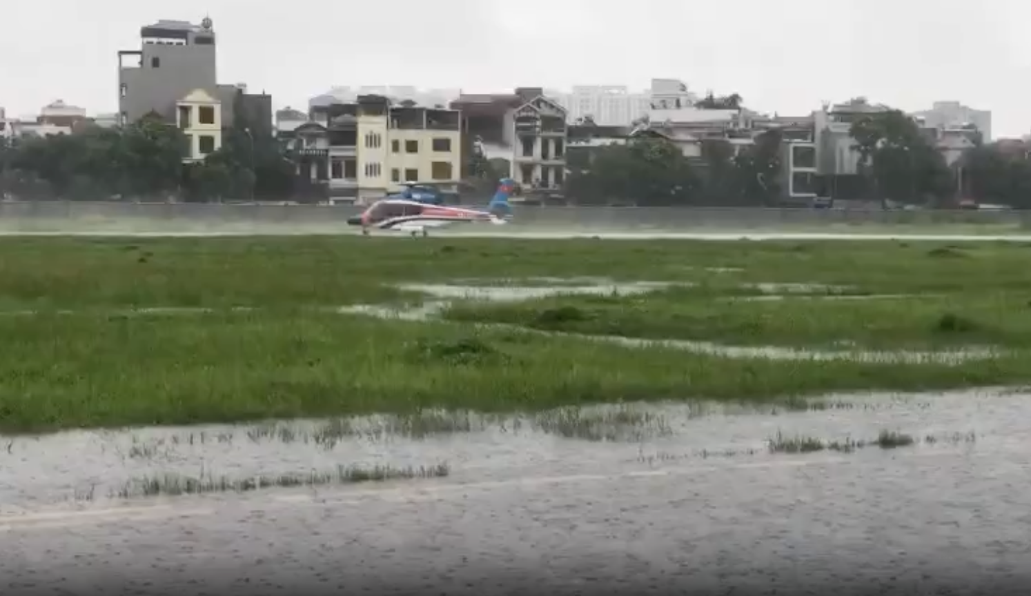 Trực thăng quân sự cất cánh trong mưa lớn chuyển hàng cứu trợ tới vùng lũ- Ảnh 1.