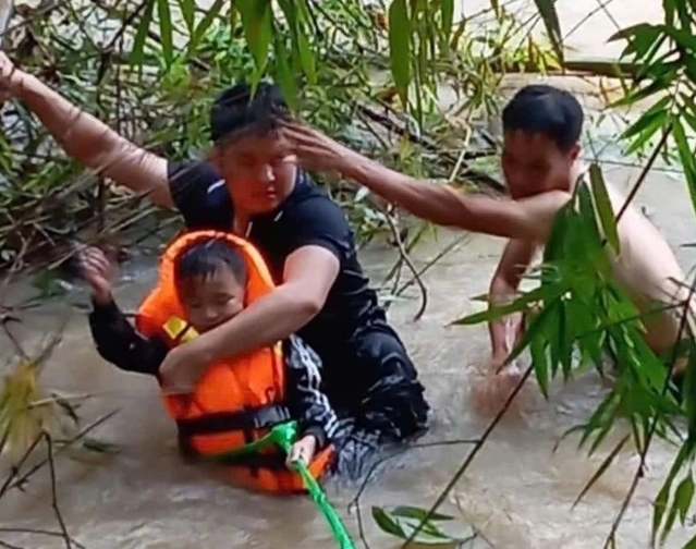 Phép màu ở Làng Nủ: Nghe tiếng nổ, cả nhà hô hào bỏ chạy, cứu được thêm 1 cháu bé - Ảnh 3.