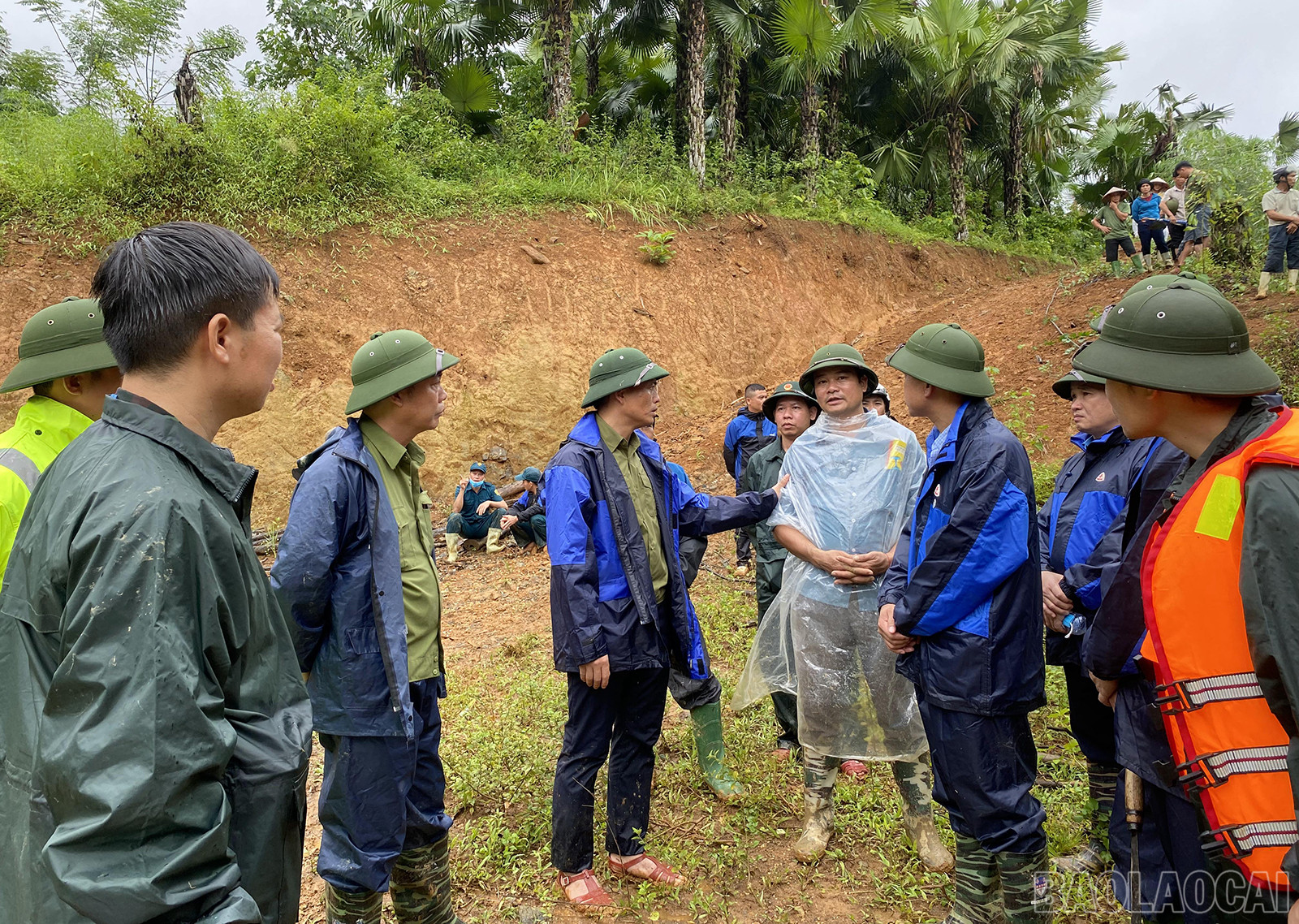 Lũ quét Lào Cai vùi lấp 35 ngôi nhà , khẩn trương tìm kiếm cứu nạn - Ảnh 6.