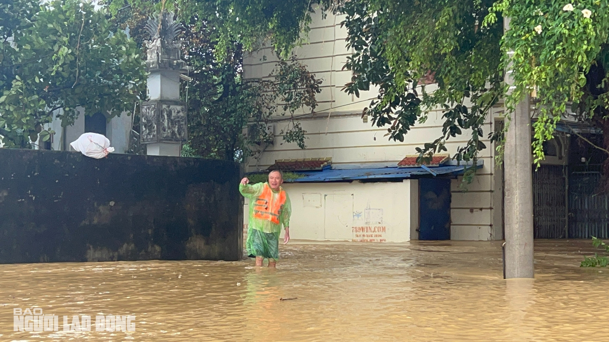 Xuồng máy giải cứu người dân khi nước lũ Thái Nguyên dâng cao , nguy hiểm - Ảnh 4.